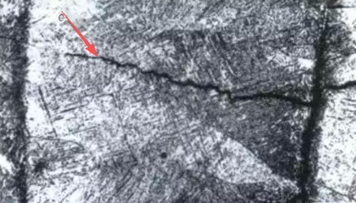 Thermal stress cracks in aluminum casting caused by uneven cooling and mold restraint